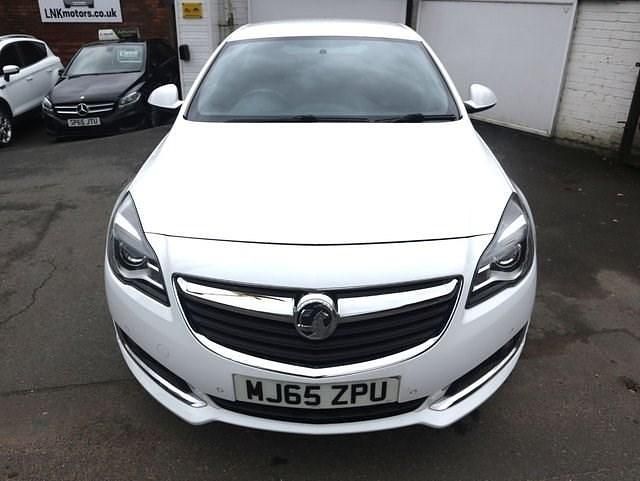 Used Vauxhall Insignia SRi 136 HP (100 kW) 2015 White Hatchback