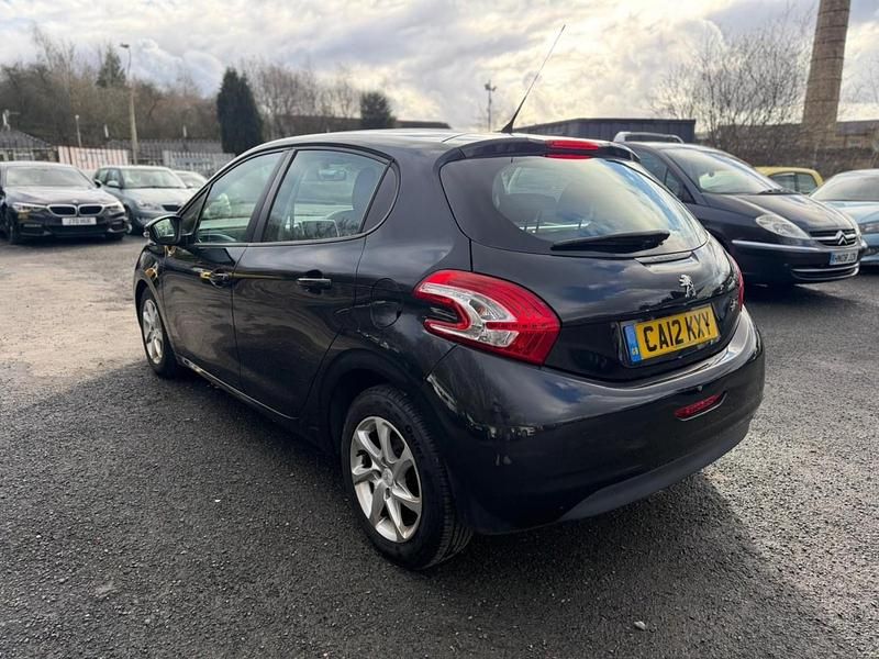 Second-hand Peugeot 208 Active 115 CP (84 kW) 2012 Negru Hatchback
