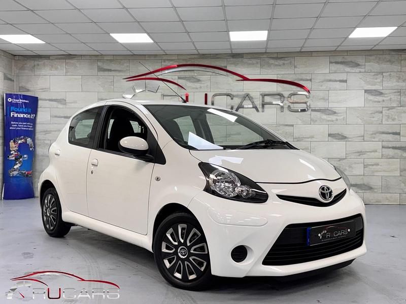 Used Toyota Aygo 68 HP (50 kW) 2012 White Hatchback