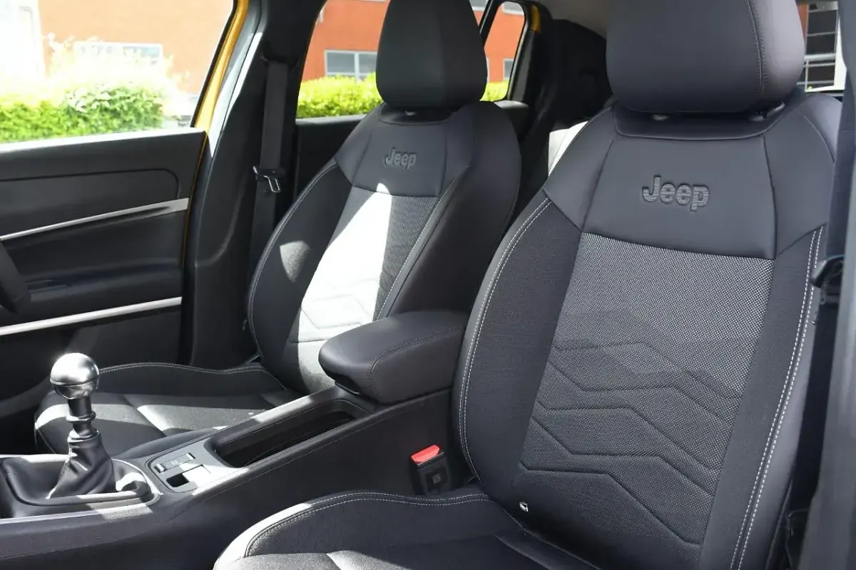Used Jeep Avenger Summit 100 HP (73 kW) 2025 Yellow SUV