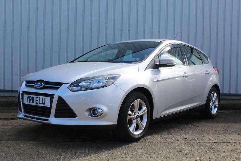 Używany Ford Focus Zetec 2011 Srebrny Hatchback