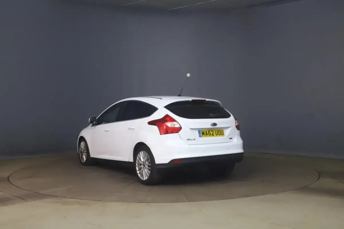 Used Ford Focus Zetec 125 HP (91 kW) 2012 White Hatchback
