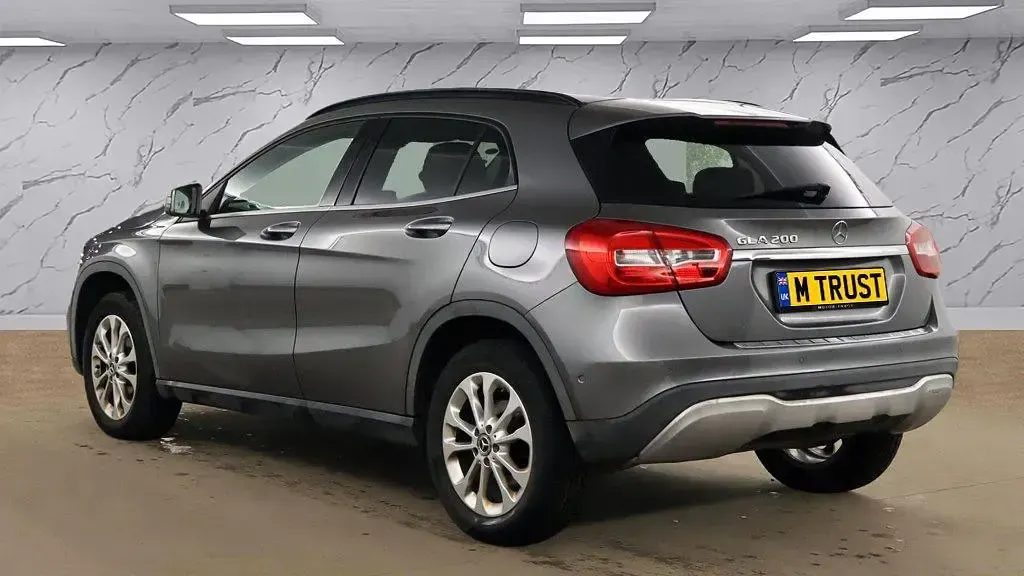 Käytetty Mercedes GLA200 Executive 156 HP (114 kW) 2018 Harmaa Katumaasturi