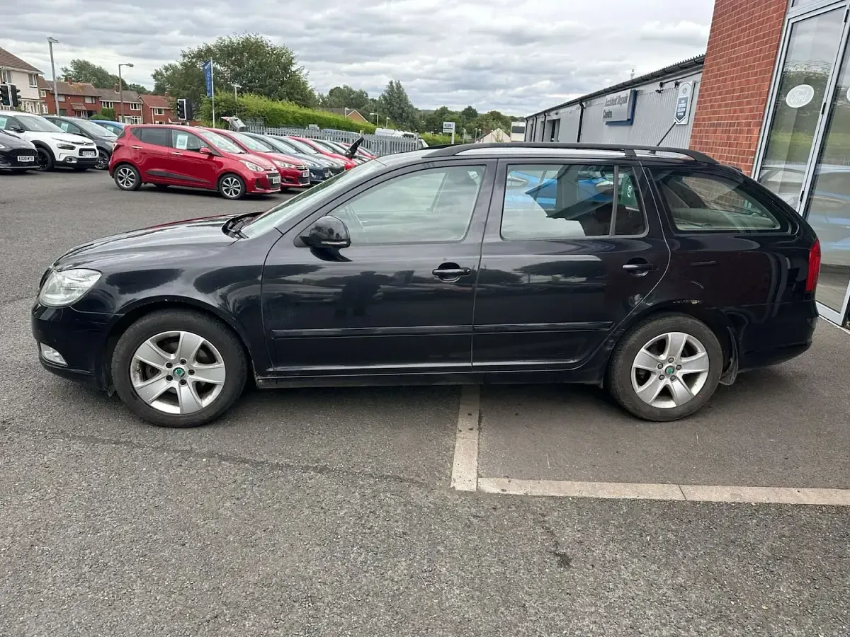 Used Skoda Octavia Elegance 105 HP (77 kW) 2012 Black Estate