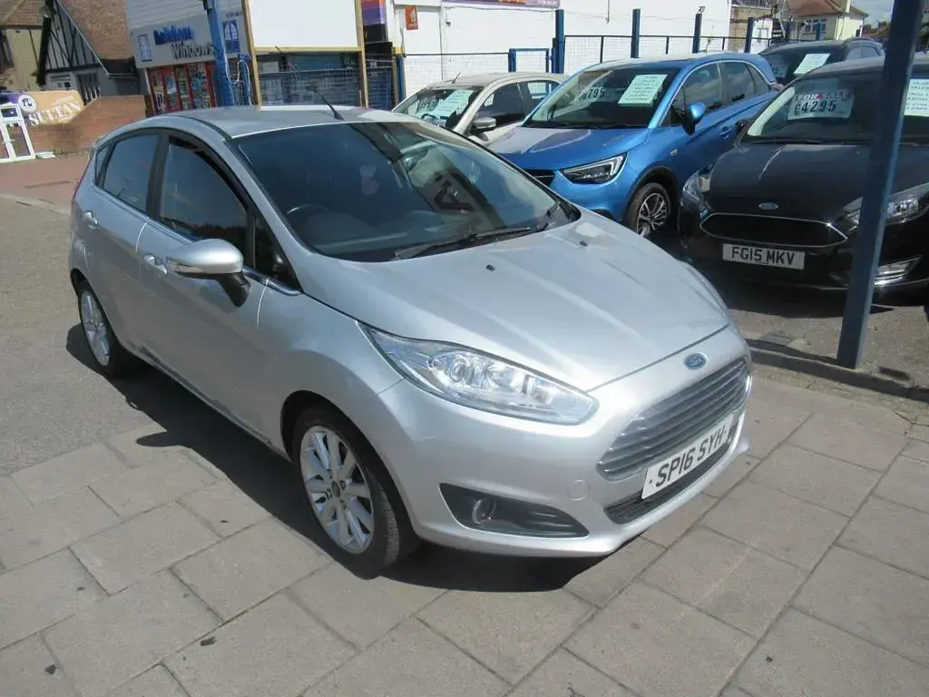 Used Ford Fiesta Titanium 100 HP (73 kW) 2016 Silver Hatchback
