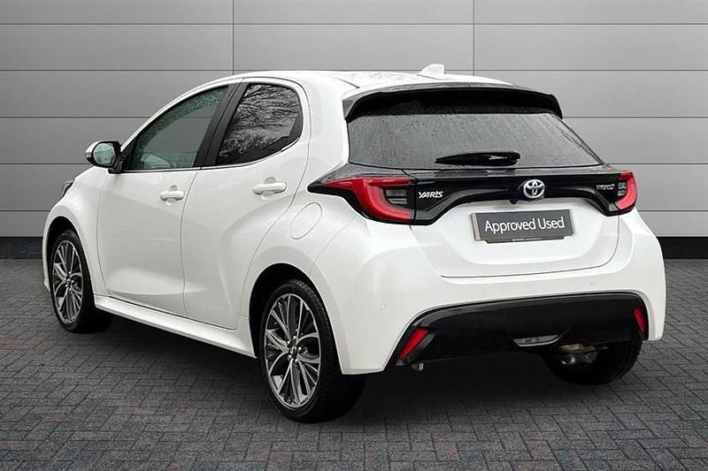 Used Toyota Yaris Hybrid 116 HP (85 kW) 2023 White Hatchback