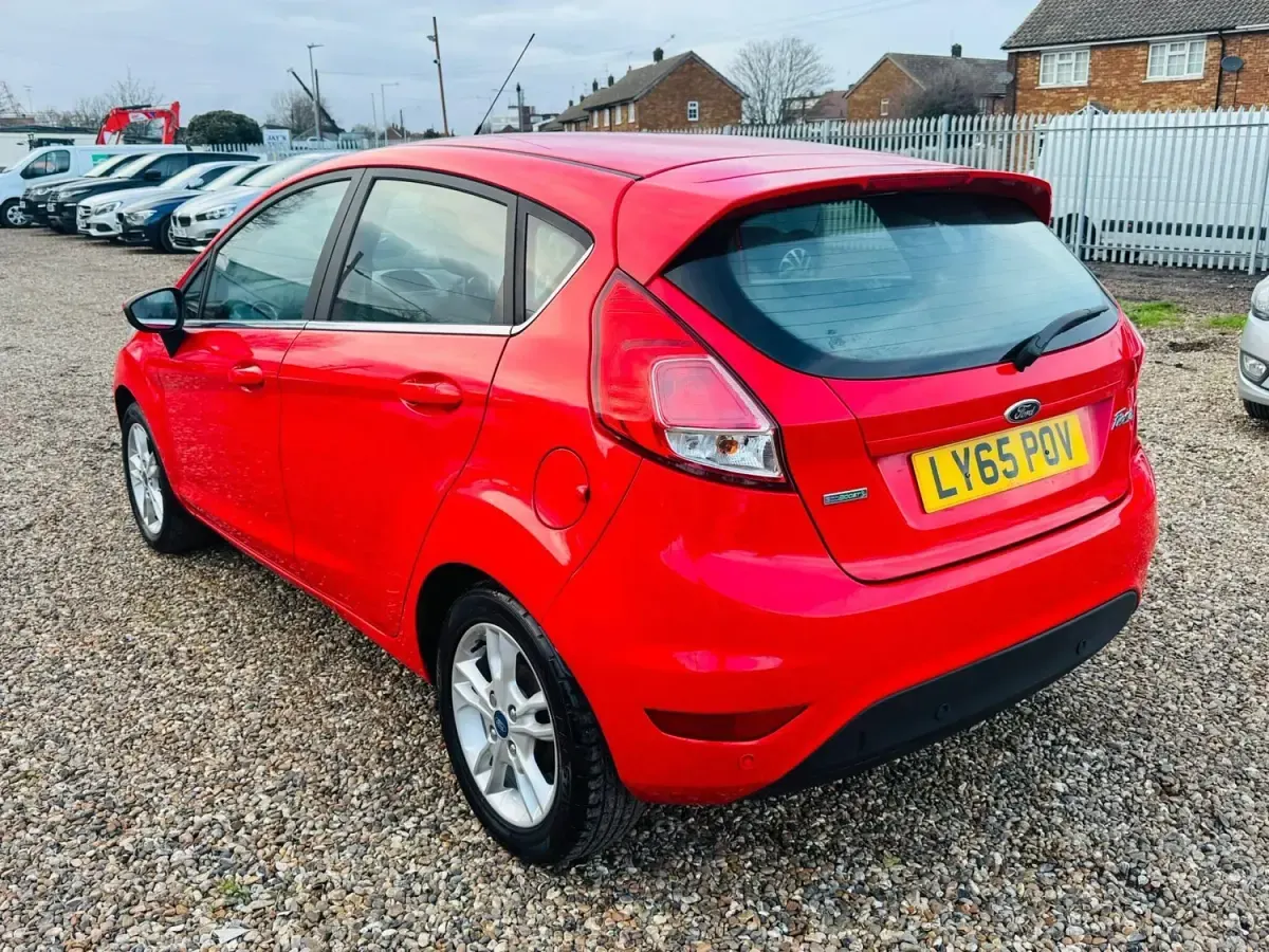 Begagnad Ford Fiesta Zetec 2016 Röd Halvkombi