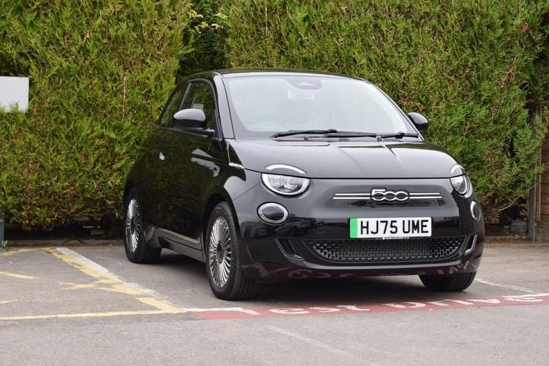 Black New 2025 Fiat 500e Hatchback | £21,990 (Expensive) - Image 1/3