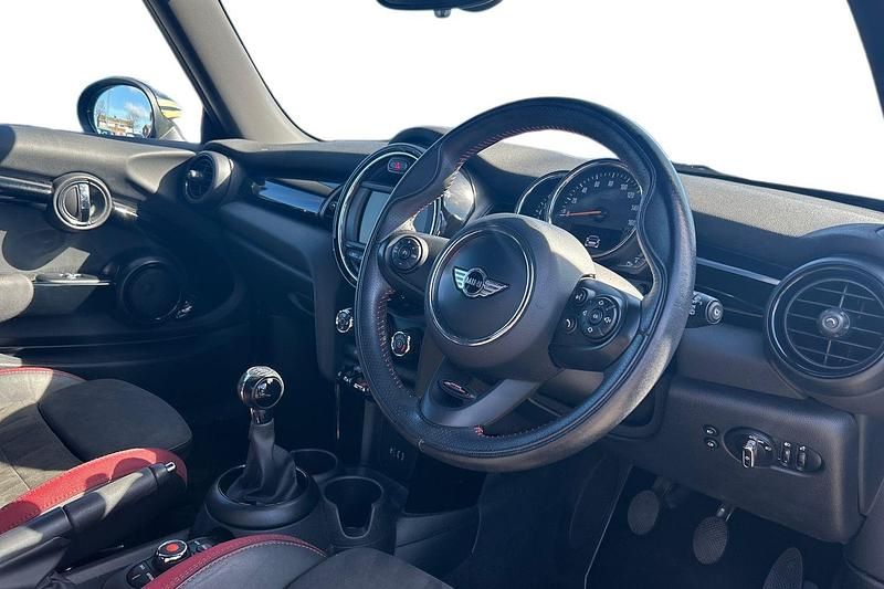 Usado Mini ONE Hatch 102 CV (75 kW) 2018 Negro Utilitario