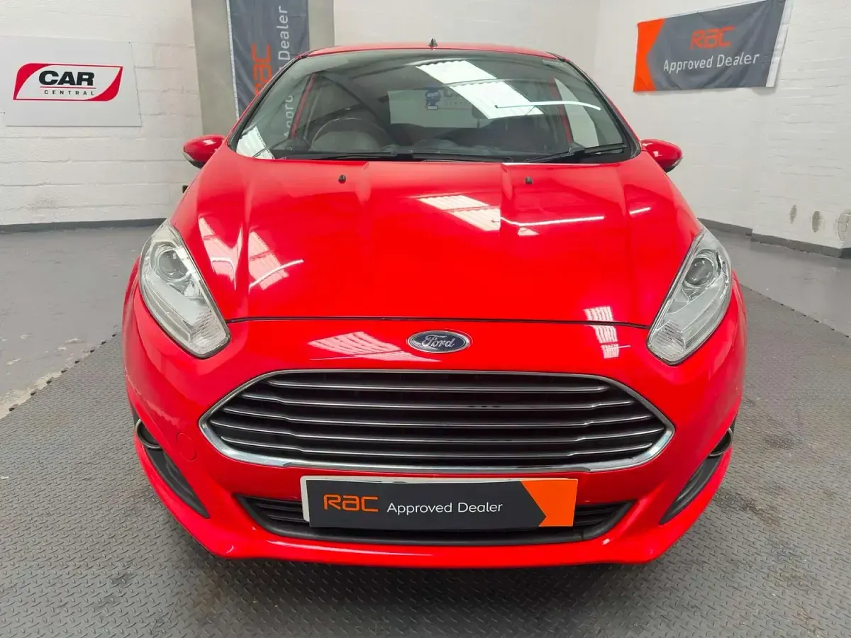 Used Ford Fiesta Titanium 125 HP (91 kW) 2013 Red Hatchback
