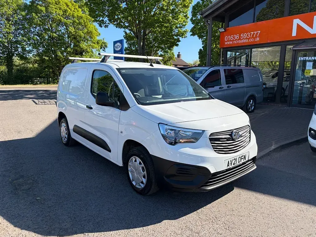 Second-hand Vauxhall Combo 75 CP (55 kW) 2021 Alb Monovolum