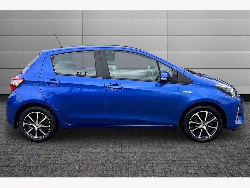 Used Toyota Yaris Hybrid 100 HP (73 kW) 2018 Nebula blue Hatchback