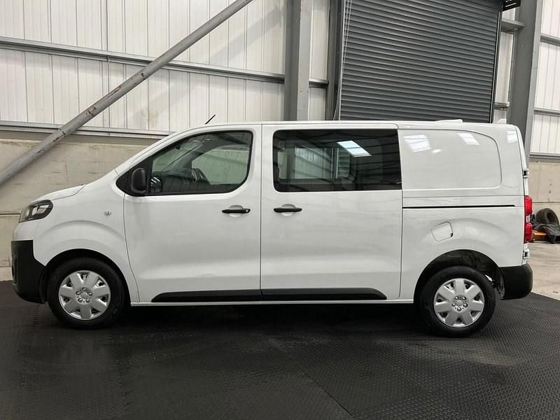 Used Vauxhall Vivaro 145 HP (106 kW) 2022 White MPV