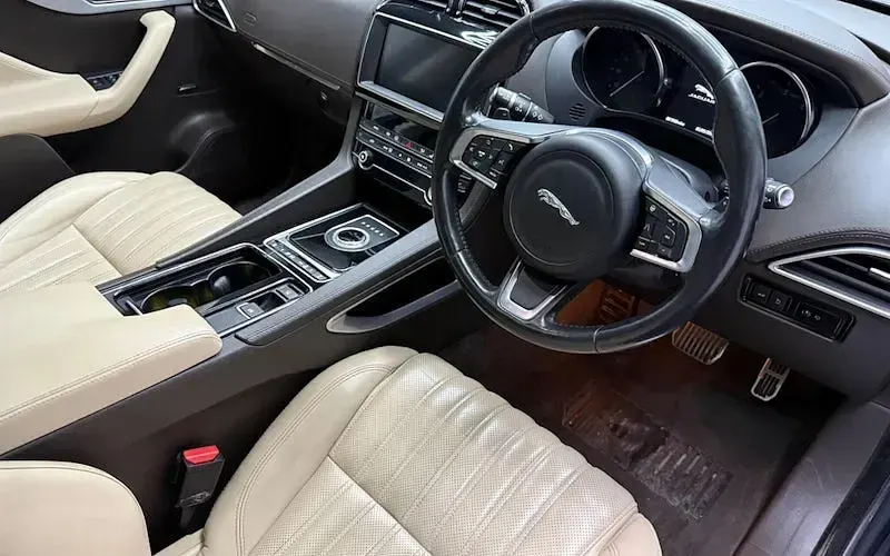 Used Jaguar F-Pace Portfolio 179 HP (131 kW) 2019 Grey SUV