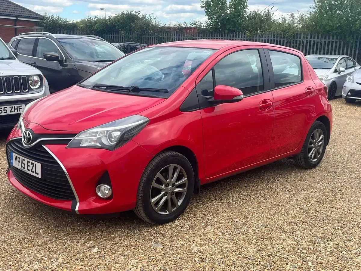 Used Toyota Yaris 99 HP (72 kW) 2015 Red Hatchback