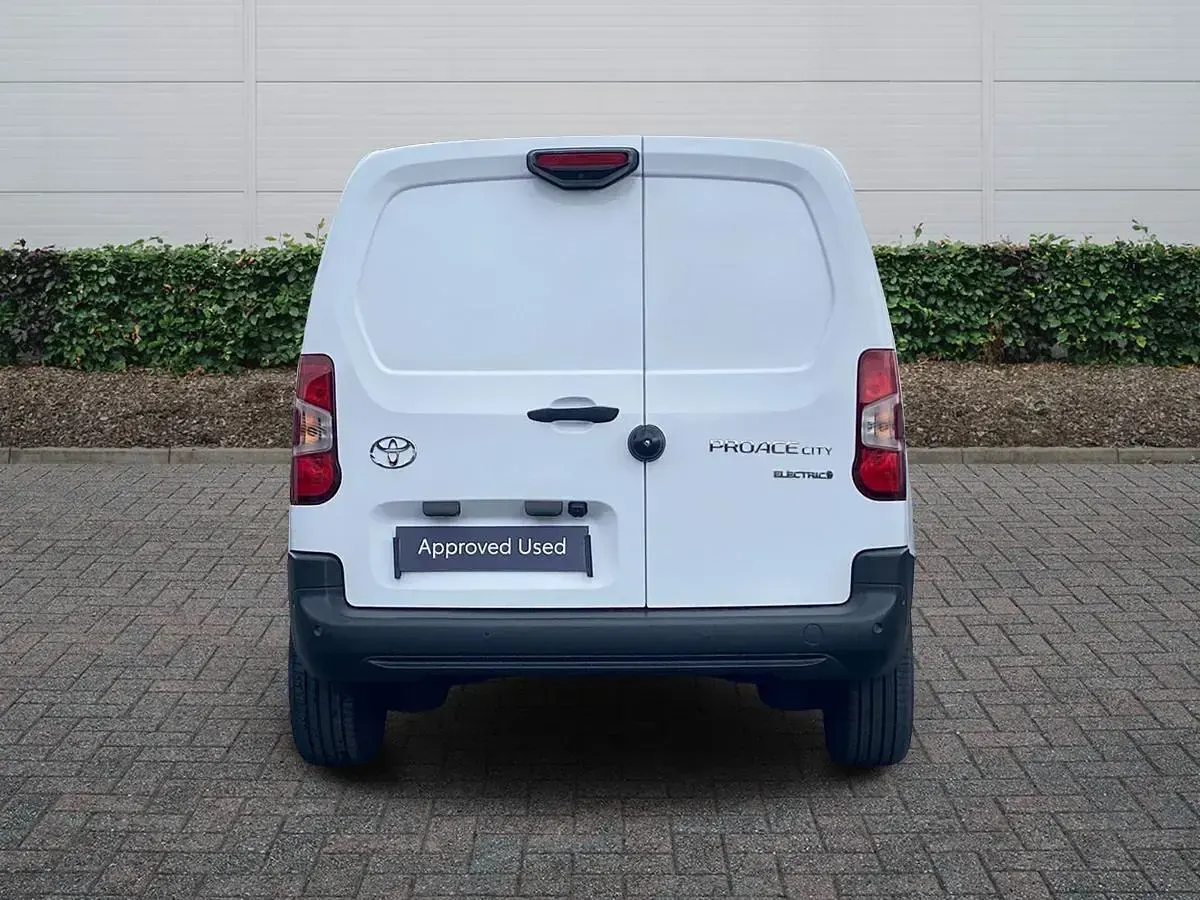 New Toyota Proace 50 kW (68 HP) 2025 White MPV