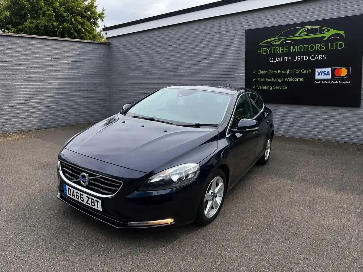 Used Volvo V40 SE 2015 Blue Hatchback