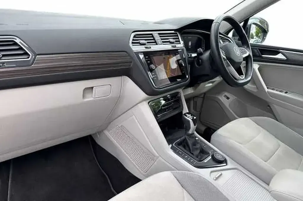 Gebraucht VW Tiguan Allspace Elegance 150 PS (110 kW) 2023 Grau SUV