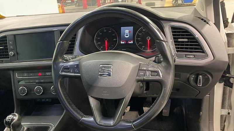 Used Seat Leon SE Dynamic 115 HP (84 kW) 2020 White Hatchback