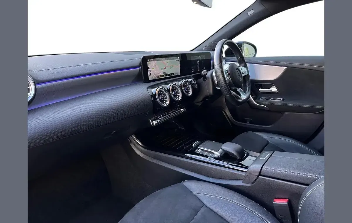 Begagnad Mercedes A200 Executive 161 HK (118 kW) 2021 Svart Halvkombi