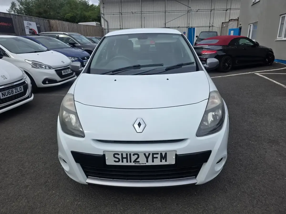 Used Renault Clio IV Dynamique 2012 White Hatchback