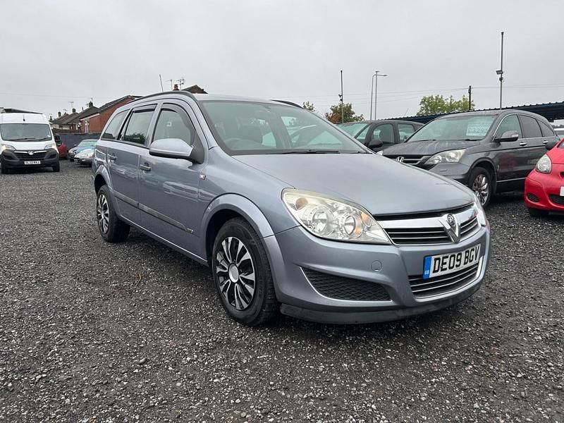 Used Vauxhall Astra Design Edition 138 HP (101 kW) 2009 Silver Estate