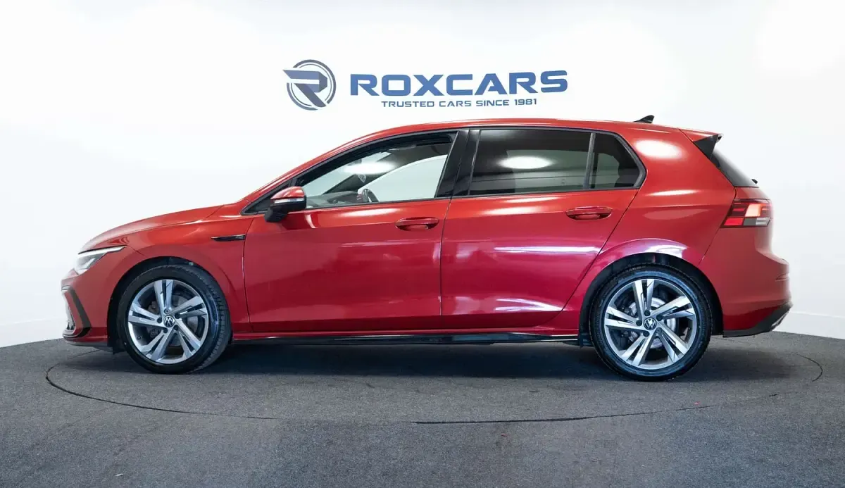Begagnad VW Golf VIII R-line 150 HK (110 kW) 2023 Röd Halvkombi