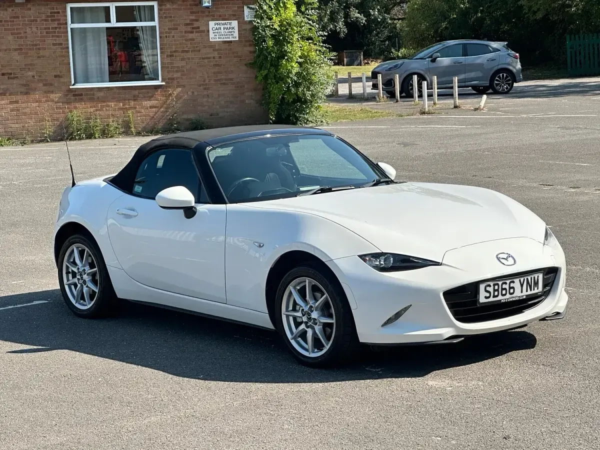 Used Mazda MX5 131 HP (96 kW) 2016 White Cabriolet