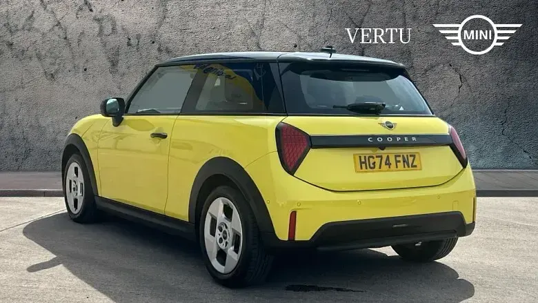 Usado Mini Cooper Classic 156 CV (114 kW) 2024 Amarillo Utilitario