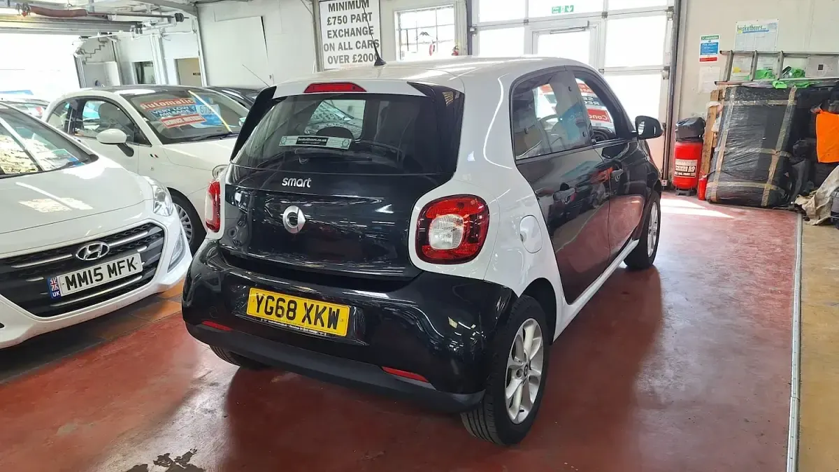 Used Smart ForFour Passion 71 HP (52 kW) 2018 White Hatchback