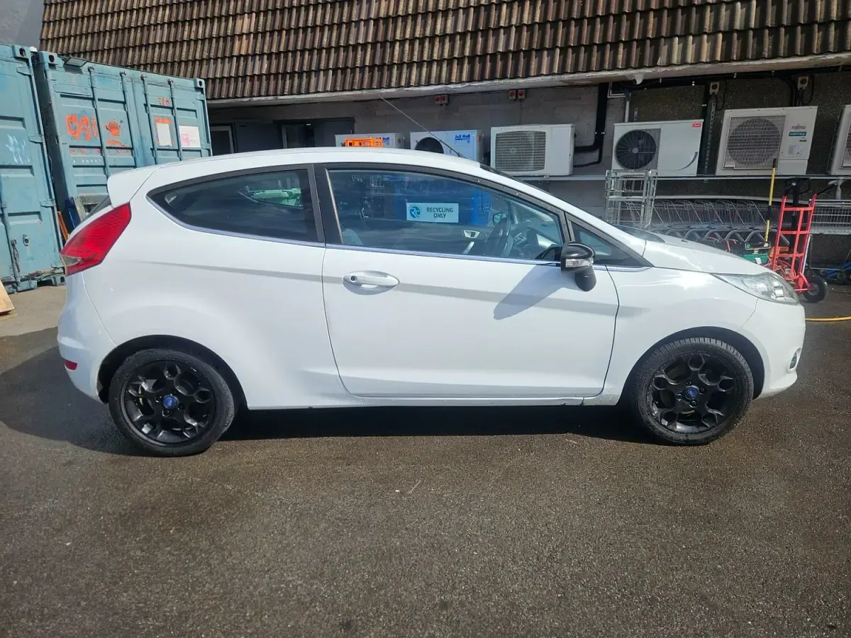 Used Ford Fiesta Zetec 2012 White Hatchback