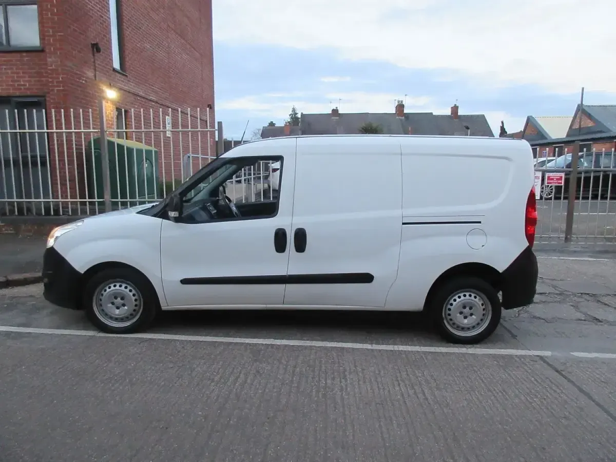 Used Vauxhall Combo 105 HP (77 kW) 2018 White MPV
