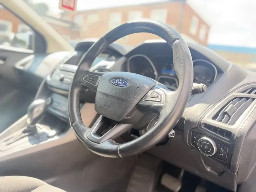 Used Ford Focus Zetec 125 HP (91 kW) 2016 Blue Hatchback