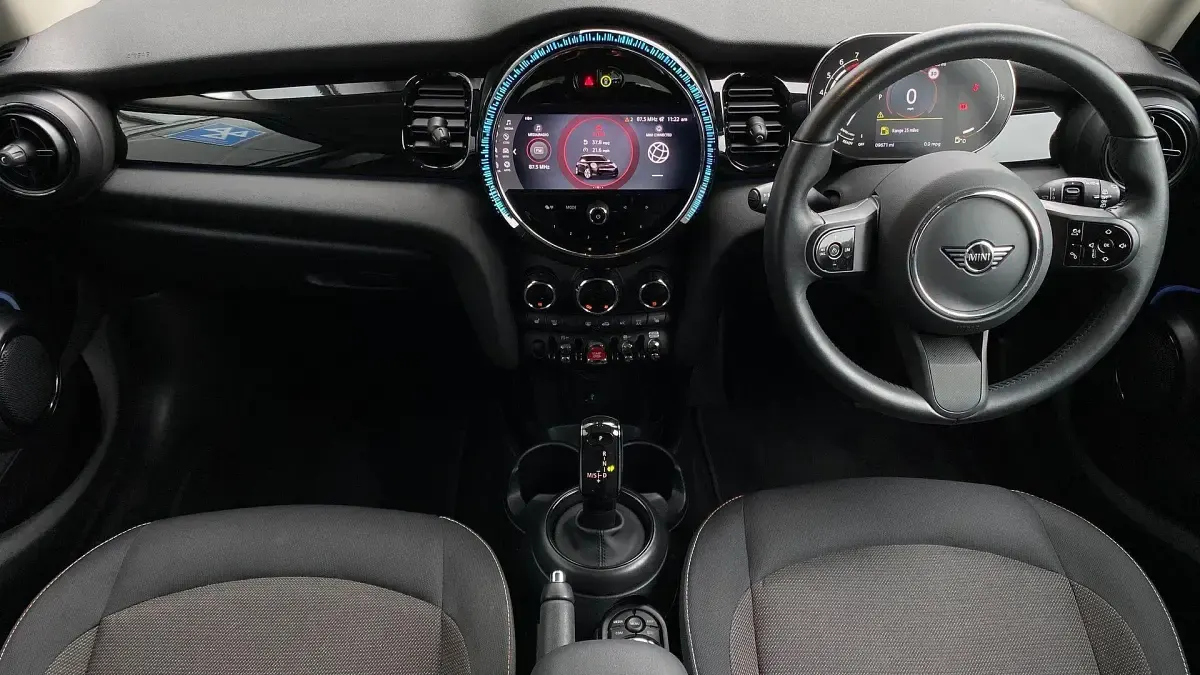 Used Mini Cooper Classic 134 HP (98 kW) 2023 Silver Hatchback