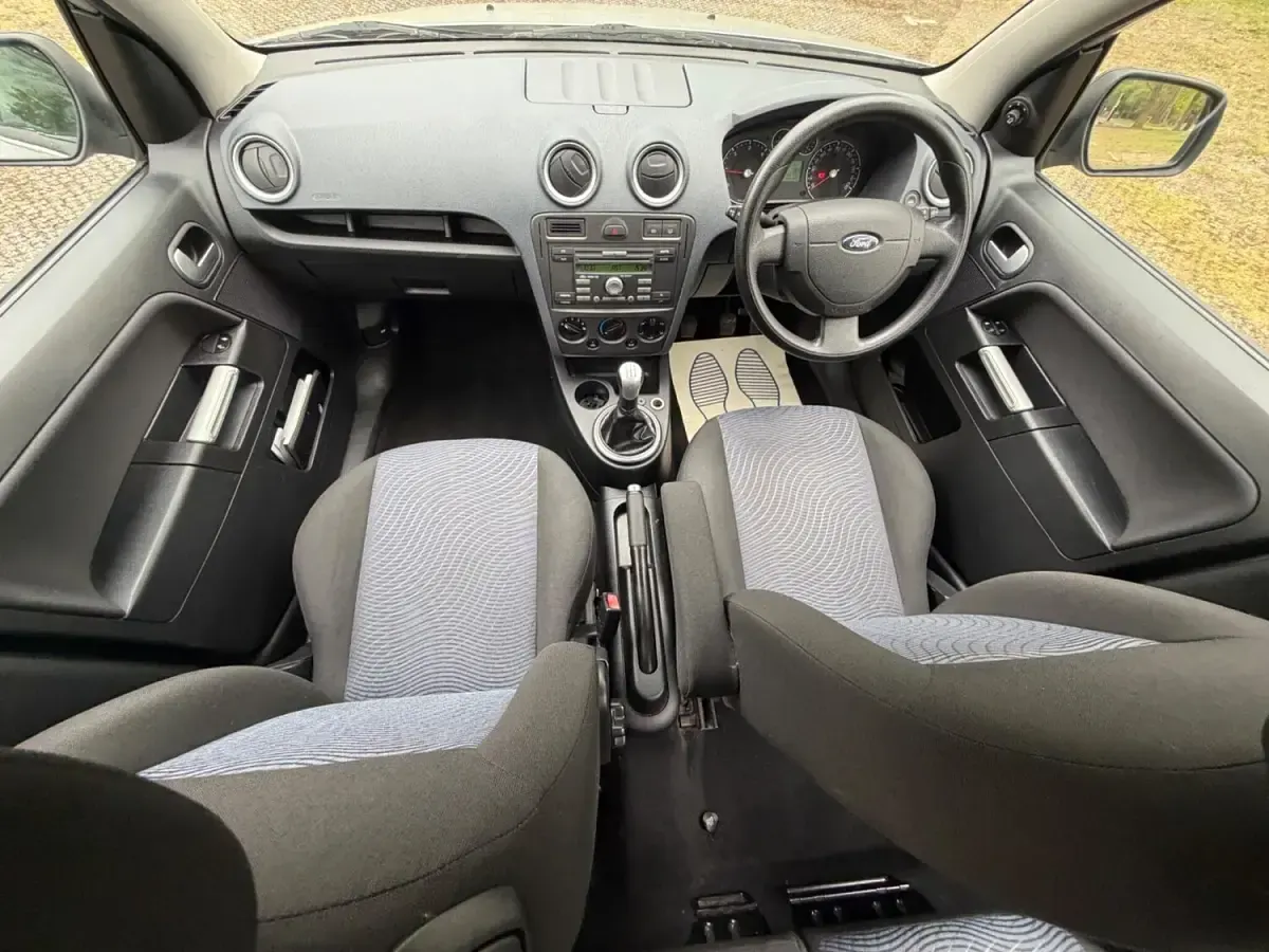 Used Ford Fusion Zetec 68 HP (50 kW) 2010 Silver Hatchback
