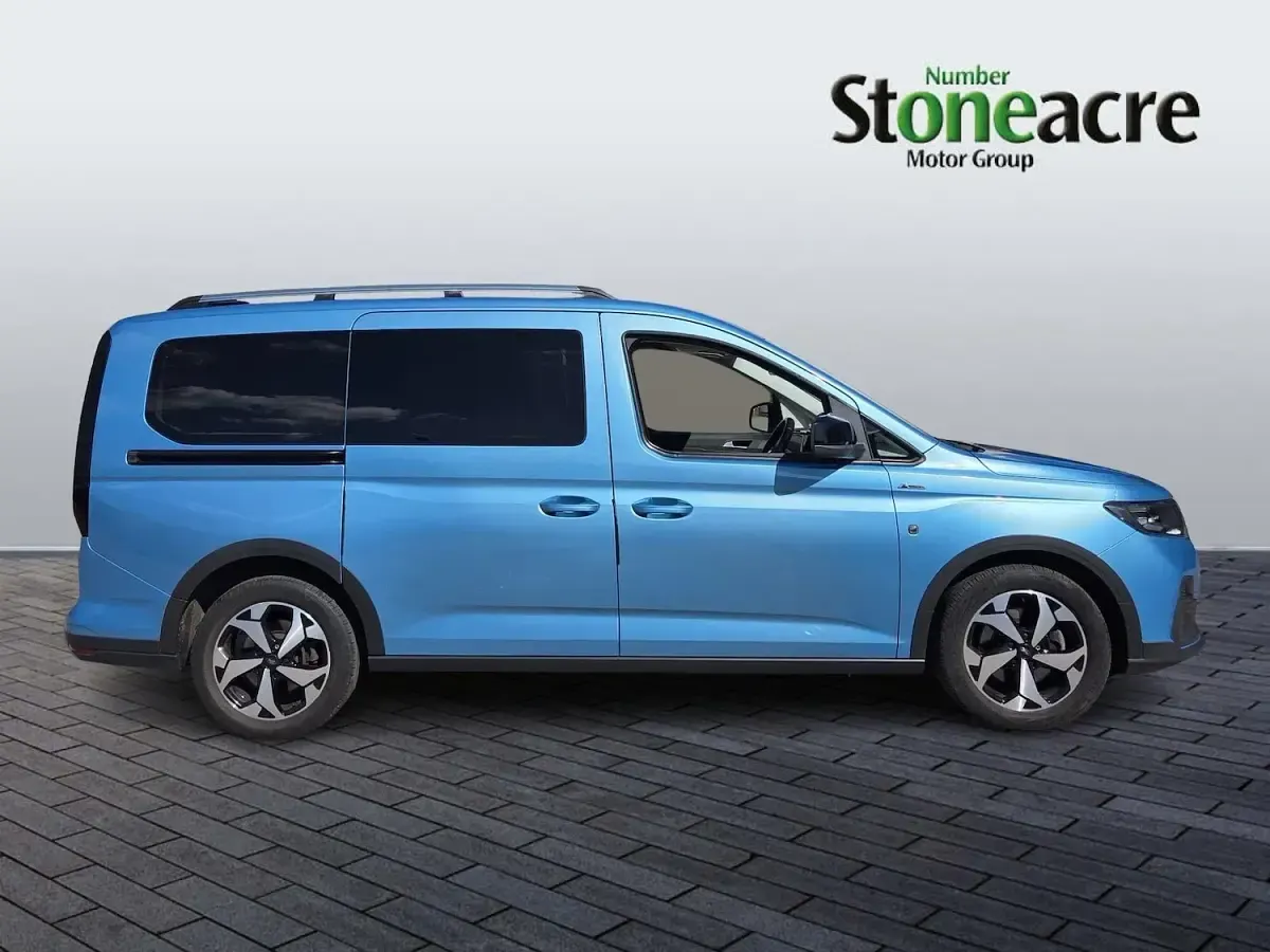 Used Ford Tourneo Connect Active 122 HP (89 kW) 2023 Blue MPV