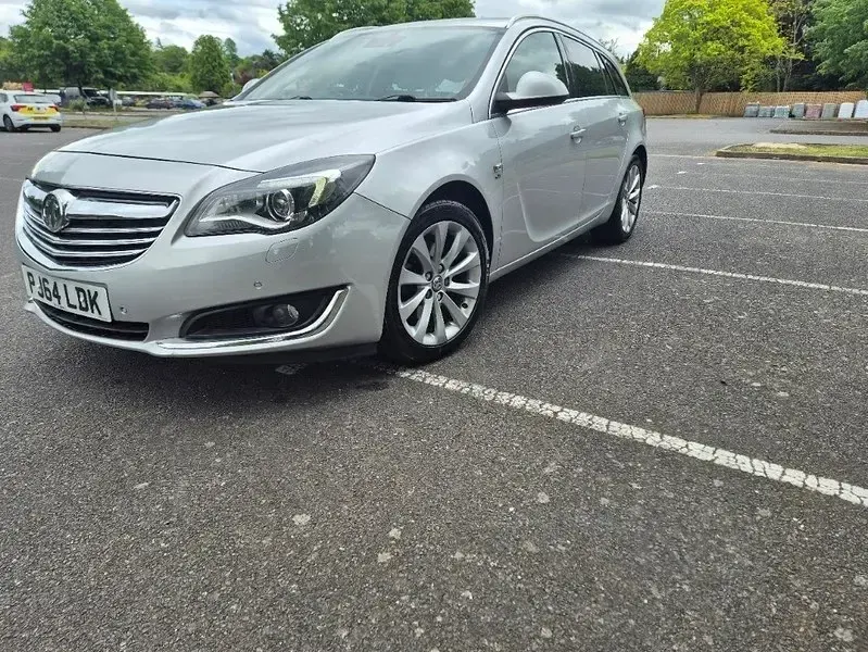 Usado Vauxhall Insignia Elite 163 CV (119 kW) 2015 Plateado Familiar
