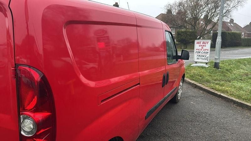 Used Fiat Doblò 90 HP (66 kW) 2014 Red MPV