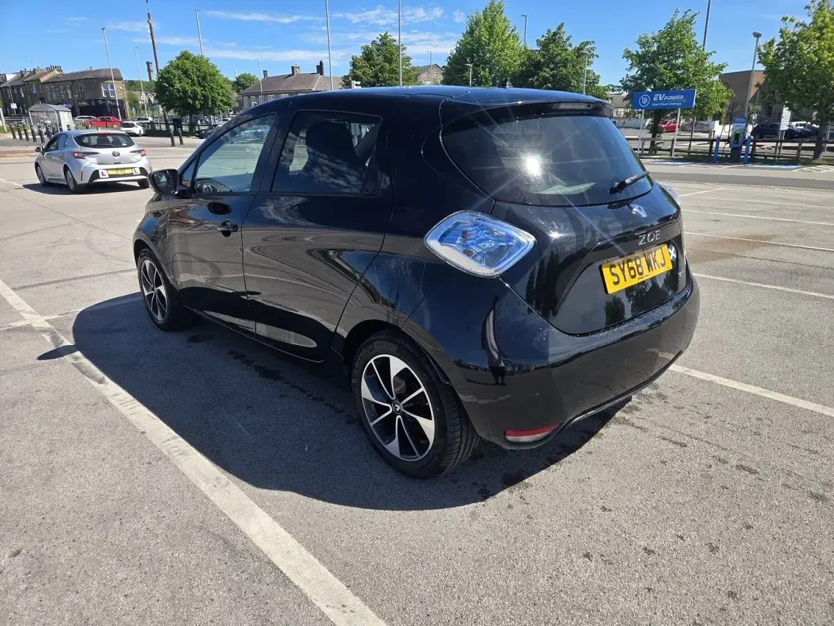 Used Renault Zoe Dynamique 80 kW (109 HP) 2018 Black Hatchback