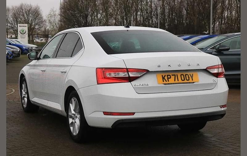 Used Skoda Superb SE Technology 214 HP (157 kW) 2022 White Hatchback