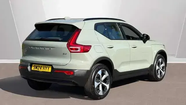 Begagnad Volvo XC40 Plus 163 HK (119 kW) 2024 Grön SUV