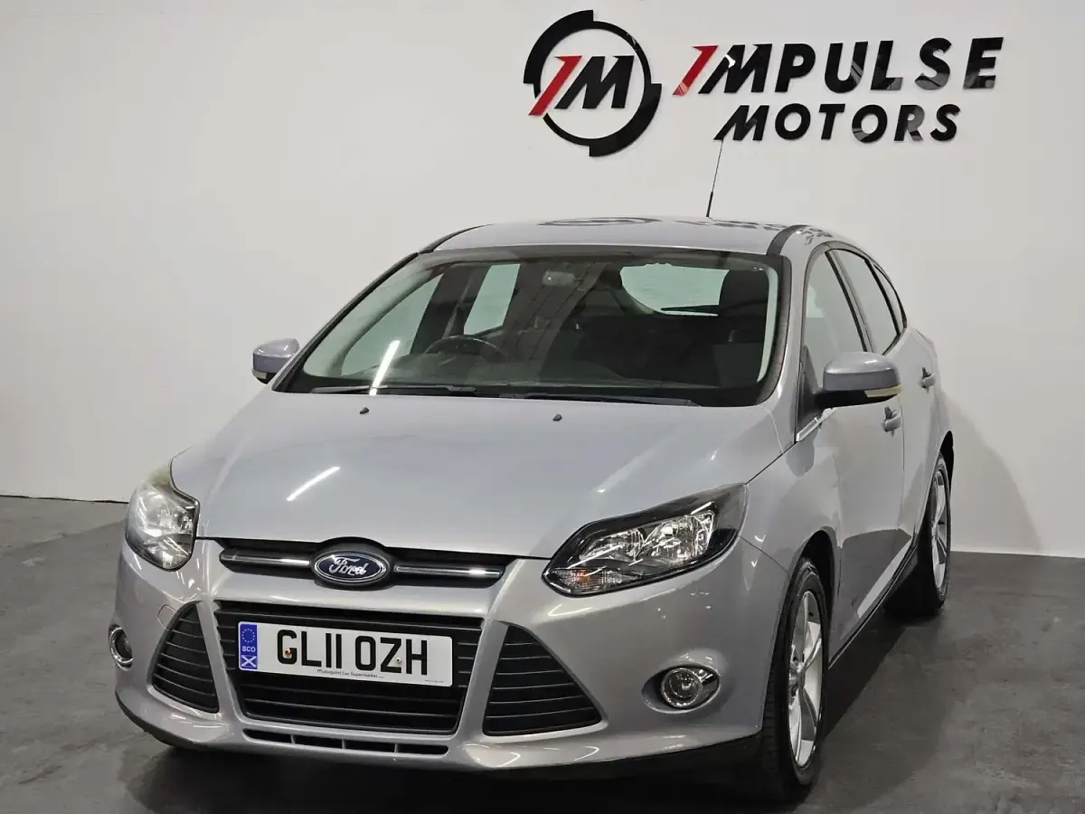 Used Ford Focus Zetec 125 HP (91 kW) 2011 Silver Hatchback