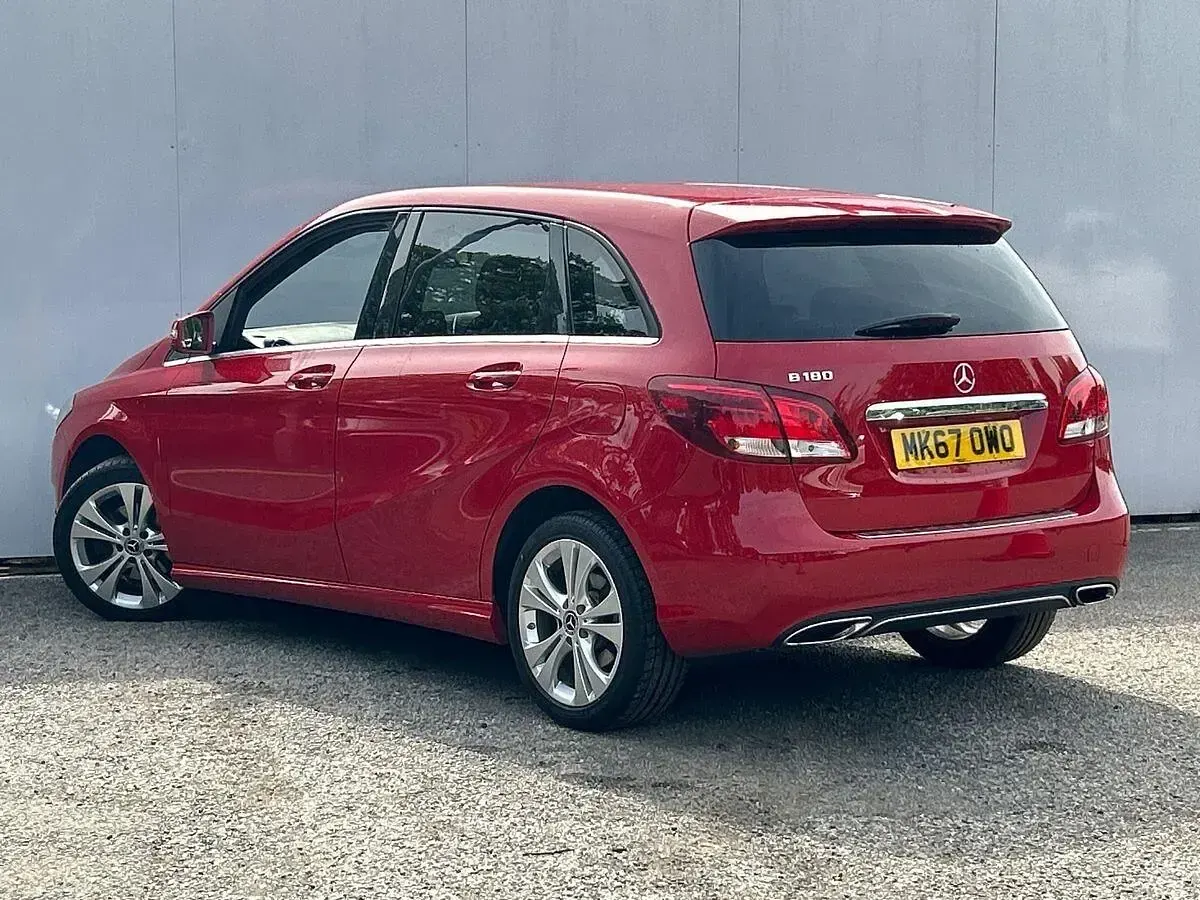 Used Mercedes B180 Executive 122 HP (89 kW) 2017 Red MPV