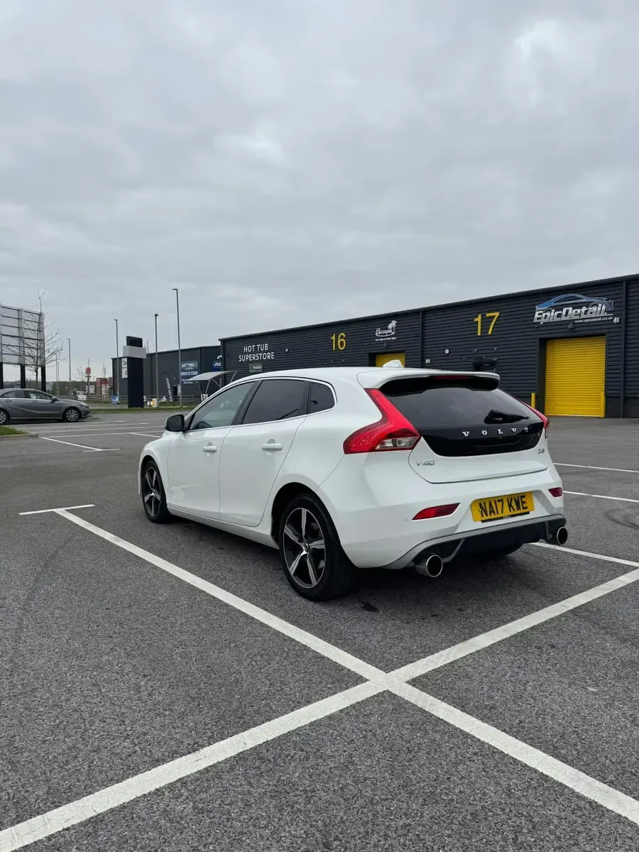 Begagnad Volvo V40 R-Design 190 HK (139 kW) 2017 Vit Halvkombi