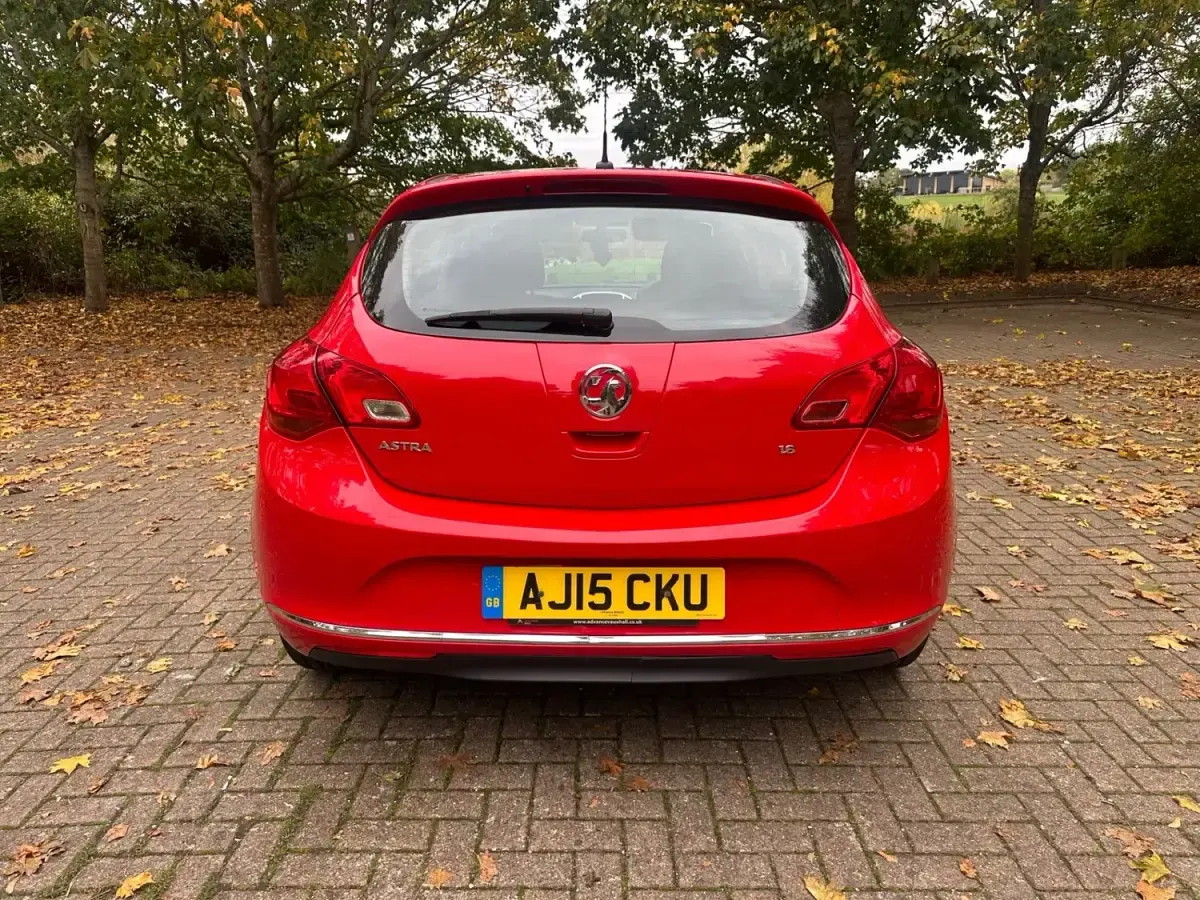 Second-hand Vauxhall Astra Excite 2015 Roșu Hatchback
