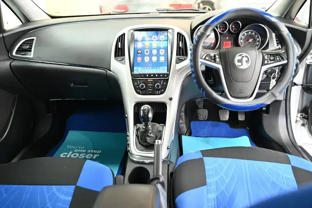 Usado Vauxhall Astra 115 CV (84 kW) 2013 Plateado Utilitario