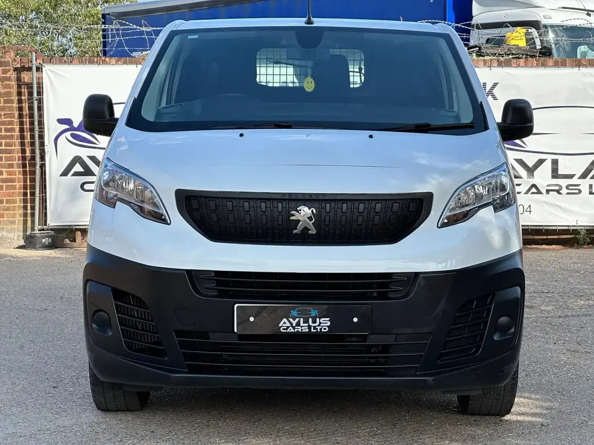 Used Peugeot Expert Premium 142 HP (104 kW) 2022 White Van