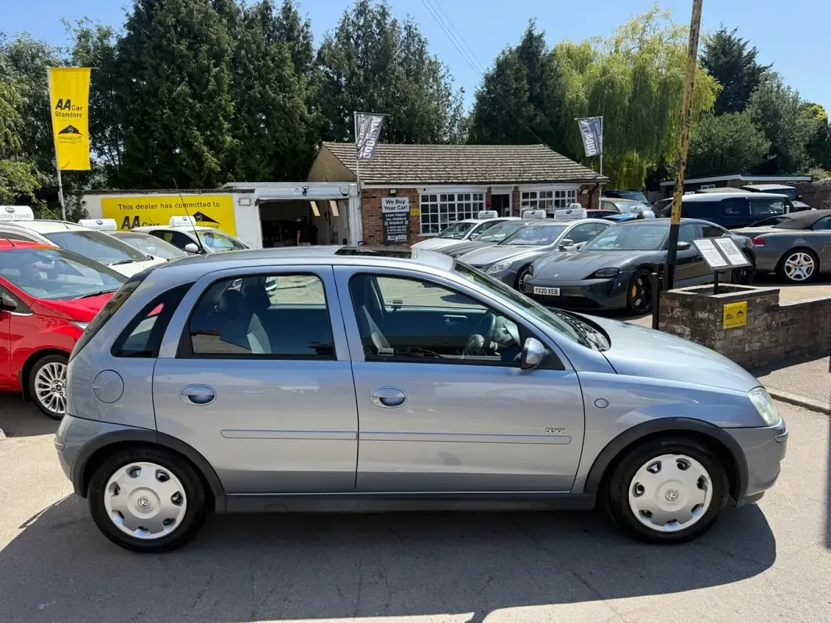 Used Vauxhall Corsa Design Edition 75 HP (55 kW) 2004 Silver Hatchback