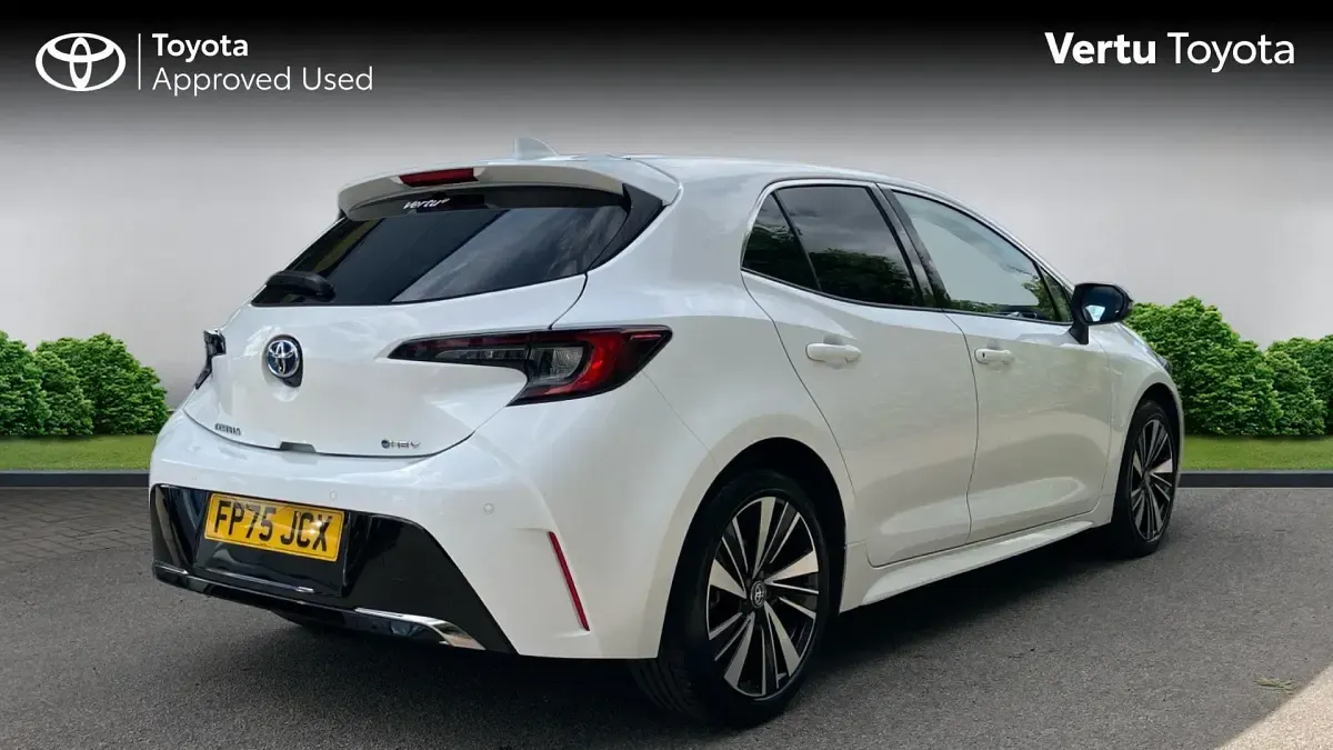 Used Toyota Corolla Design 140 HP (102 kW) 2025 Pure white (solid paint) Hatchback