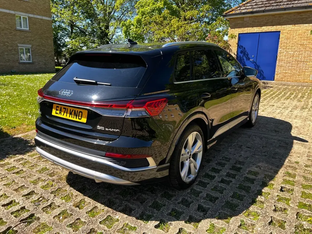 Używany Audi Q4 e-tron S-Line 125 kW (170 KM) 2021 Czarny SUV